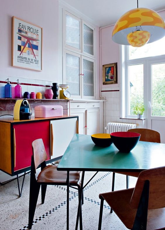 Le style vintage c'est aussi des ambiances colorées en stratifie formica pour les cuisines