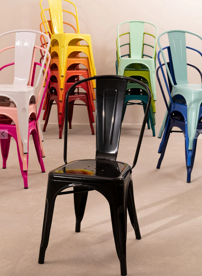 Mettre de la couleur avec des chaises en acier aux teintes fraîches