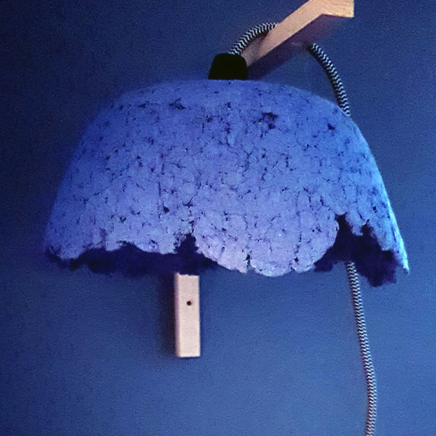 lampe bleue foncée en papier mâché