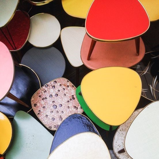 Tabourets colorés en formica ou modernisés avec des vinyles adhésifs colorés