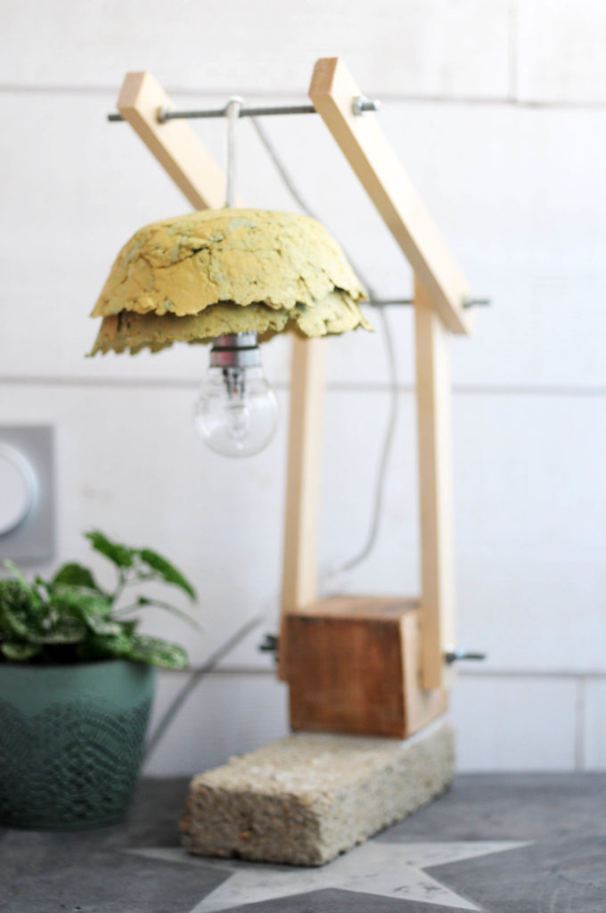 Lampe réalisée avec du bois, du béton et du papier maché créatrice de lampe en béton bois originale et unique