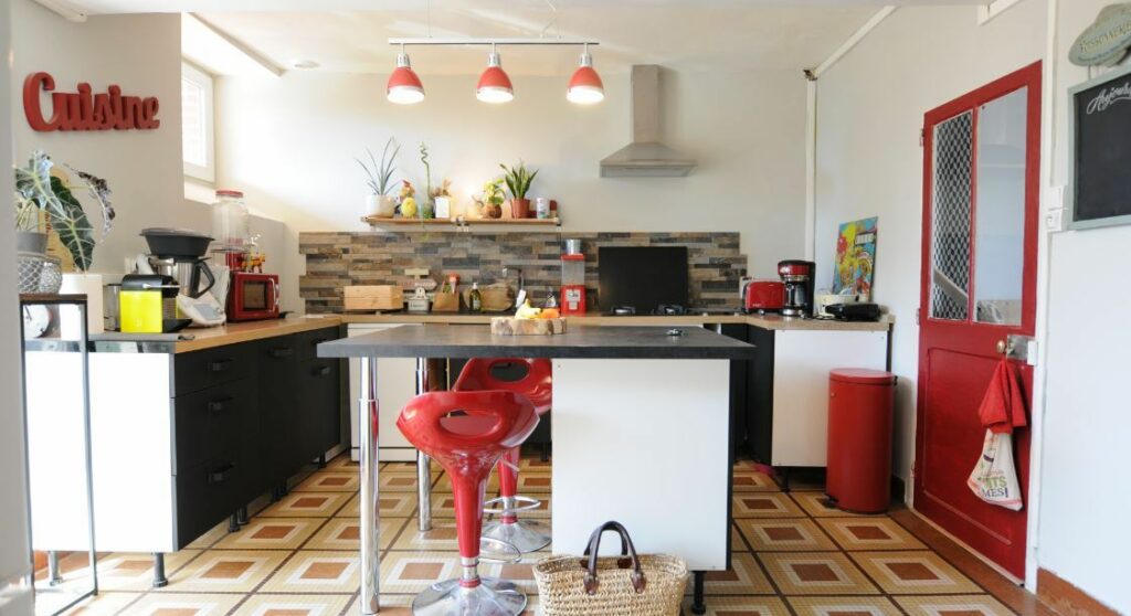 Décoration d'une cuisine à l'ambiance atypique réaménagée aux teintes rouges bois et noir
