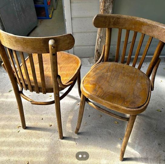 Lot de chaises en bois pour une déco retro