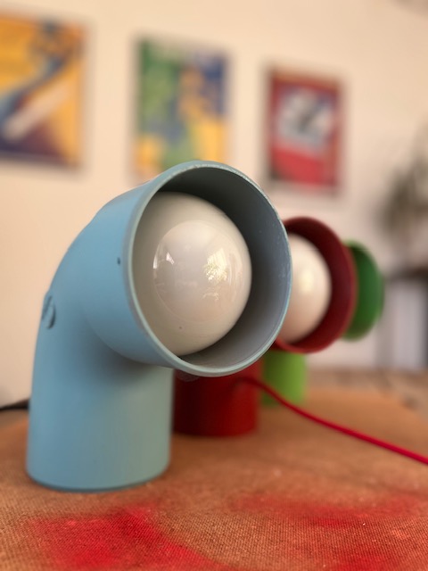 Création de petites lampes bleues coudées en PVC à poser